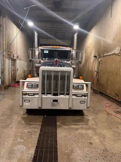 Kenworth w900 year 2022 Mint condition with cummins x15 (performance) 565 hp with 1850 torque 18 spe...