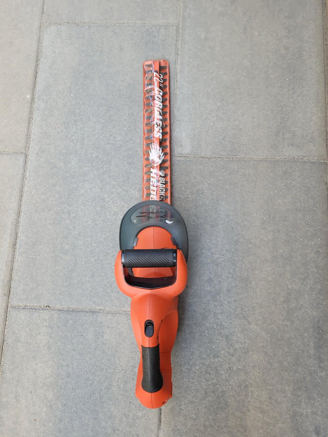 Taille haie rechargeable Black and Decker dans Tondeuses et souffleuses  à Laval/Rive Nord