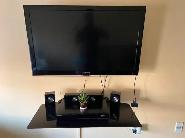 40” Samsung TV with DVD Player in TVs in Mississauga / Peel Region - Image 2