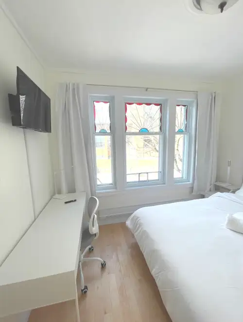 Meublée/ furnished Description Superbe appartement 4 1/2 (2 chambres a coucher avec 1 salle de bain)...