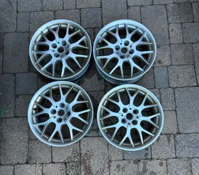 Selling a complete set of four (4) genuine OEM MINI R90 Cross Spoke alloy rims. The style is the cla...
