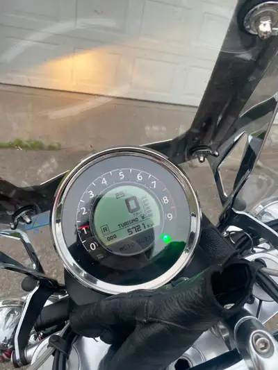 New battery, small scuffs on right side pannier lid. I am the second owner. The headlamp nacelle hou...