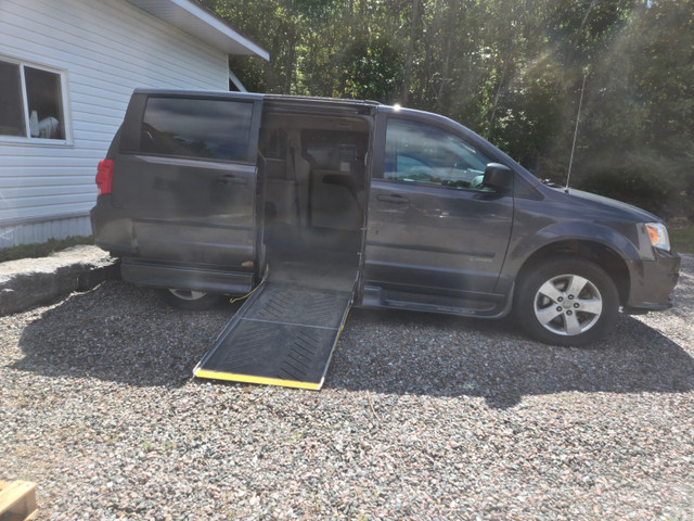 2017 adapted dodge caravan in Cars & Trucks in Gatineau - Image 2