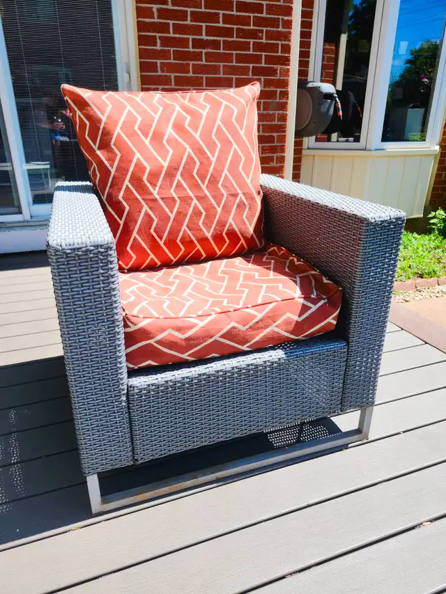 Outdoor Wicker Patio Armchair with Cushion – Excellent Condition in Patio & Garden Furniture in Oakville / Halton Region - Image 4
