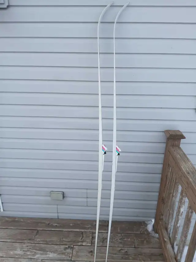 Elan TM 500 Lite Cross-country Skis 200 cm, NNN Auto Bindings in Ski in Ottawa - Image 6