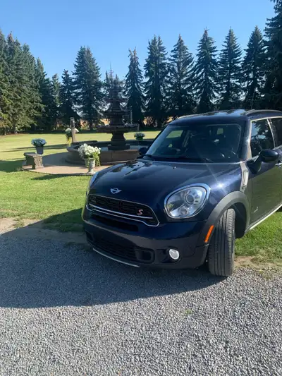 This Mini Cooper countryman is fun and reliable. With brand new all season tires it is ready for sum...