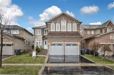 Beautiful and spacious 4-Bedroom Detached Home in Mississauga
