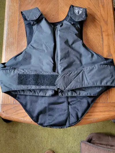 Tiperary eventing vest Youth large( fits small adult) Good condition 50.00