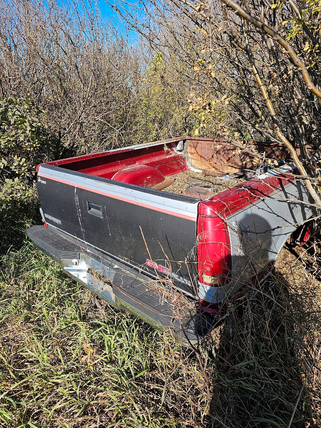 Clean 90s Chevy Truck Box/Parts in Auto Body Parts in Regina - Image 3