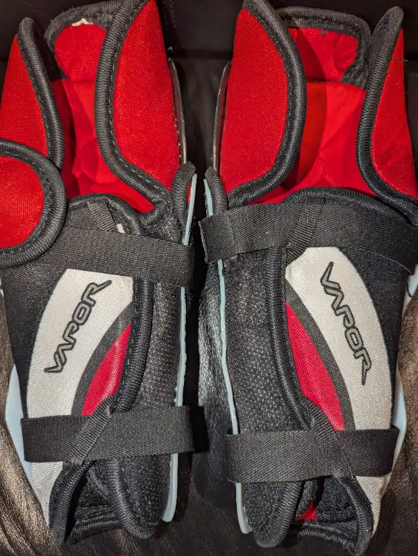 Hockey Shin Pads Bauer Vapor 10" 25cm in Hockey in Calgary - Image 3