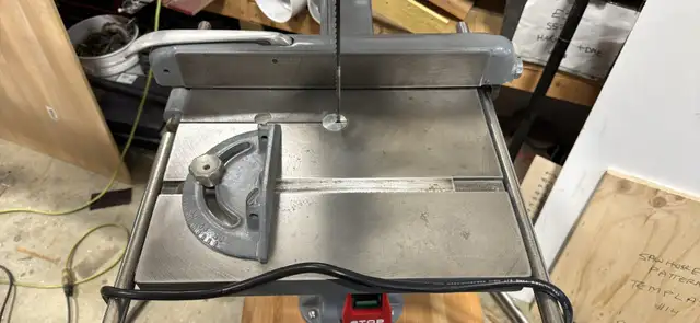 Restored Beaver 3300 Bandsaw with spare blades - made in Ontario in Power Tools in Gatineau - Image 4