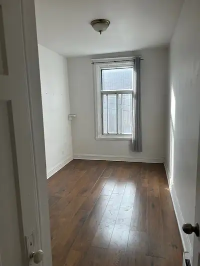 4 1/2 a un coin de rue du metro Parc 2 chambres a coucher fermees. À 2 minutes à pied du métro Parc,...