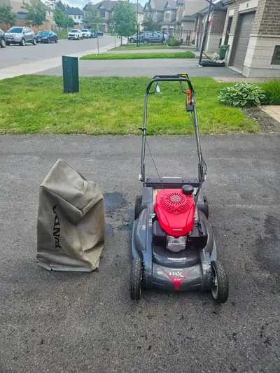 This 2018 Honda HRX 217 lawn mower is a reliable and powerful machine, perfect for maintaining a pri...