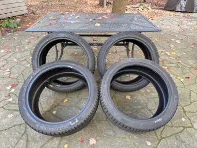 Set de 4 pneus d'hiver Continental Ice Contact XTRM presque neufs. Valeur de 2320$ + taxes (580$/pne...