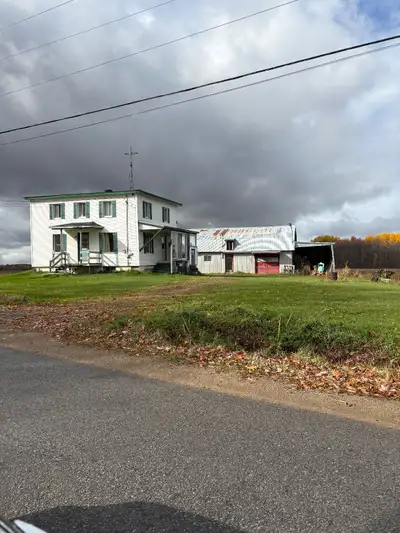 Chambre à louer en campagne à Becancour , à 8 minutes du parc industriel. Inclu l’accès complet à la...