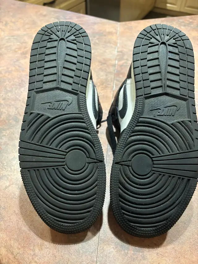 soulier Nike air Jordan gr:6.5 30$ in Basketball in Laval / North Shore - Image 7