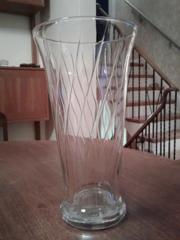 Tall 10" Glass Vase - Spiral Design in Arts & Collectibles in Oshawa / Durham Region - Image 6