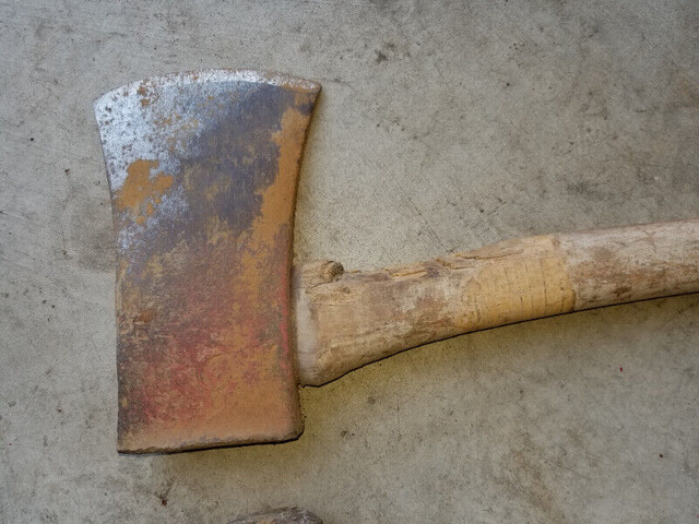 Vintage heavy axe and sledge hammer in Arts & Collectibles in Hamilton - Image 2