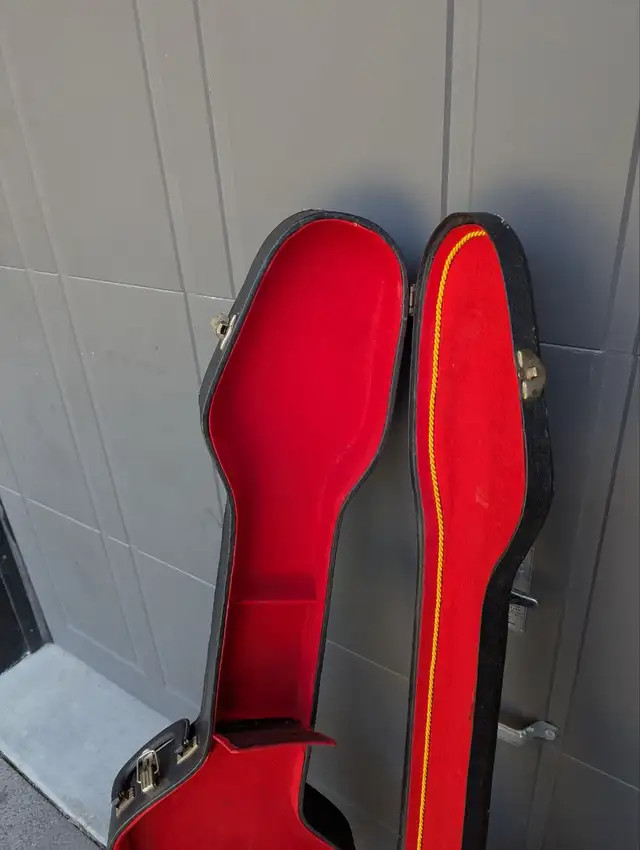 Vintage Hardshell Guitar / Bass Case in Guitars in Markham / York Region - Image 8