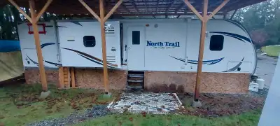 Looking for a spacious and well-equipped travel trailer? This 2013 Heartland North Trail 33TBUD is t...