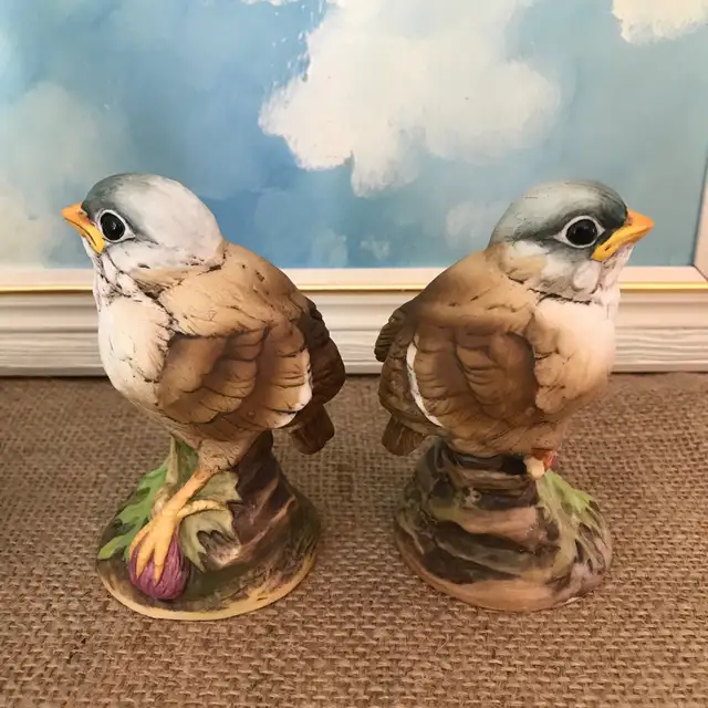 Pair of Baby Gold Finch Figurines by Andrea by Sadek  in Home Décor & Accents in Ottawa - Image 4