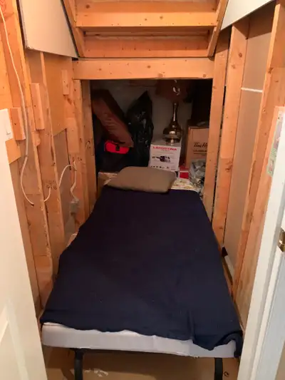 Tiny room to rent!Short term.Separate entrance.