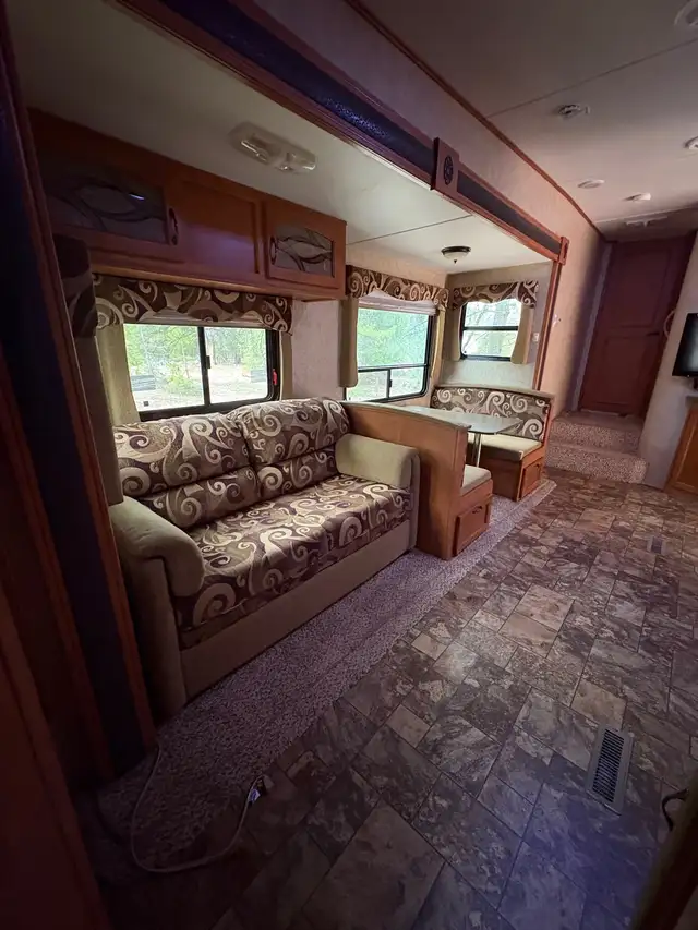 Reduced 2012 Canyon Trail 5th wheel trailer in Travel Trailers & Campers in Cranbrook - Image 4