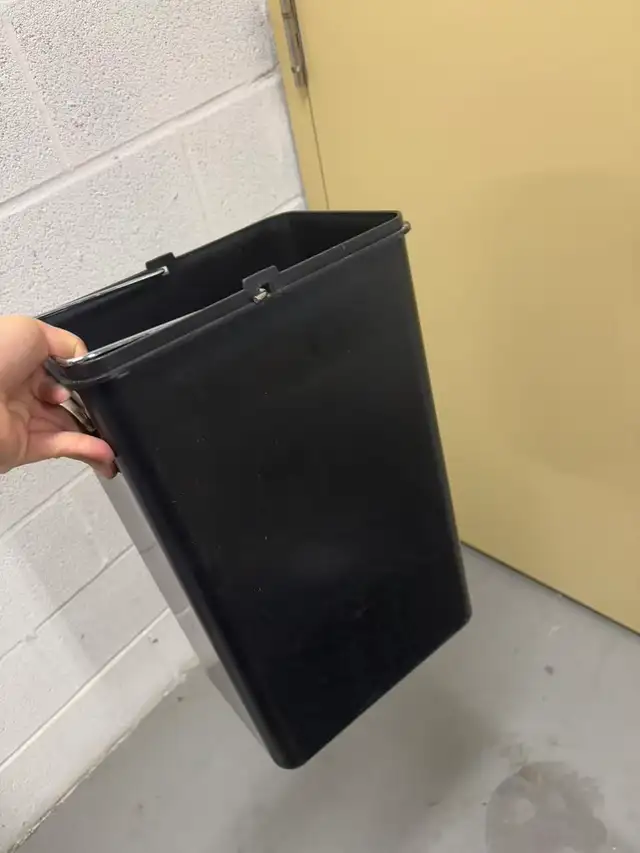 garbage bin476381921422888960