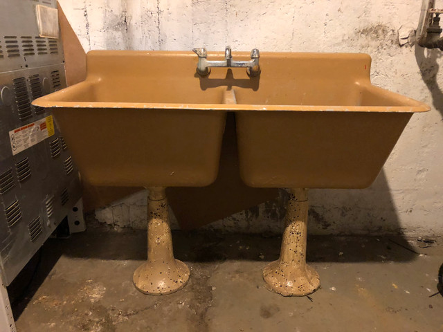 Cast Iron Sink dans Plomberie, éviers, toilettes et bains  à Ville de Montréal