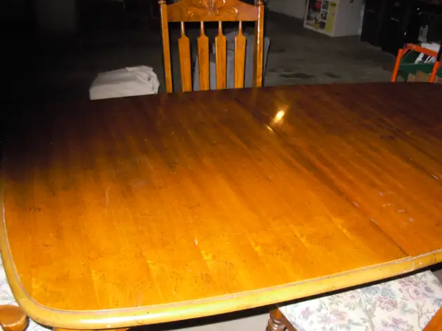 Solid wood dinning table and 4 chairs in Dining Tables & Sets in City of Toronto - Image 3
