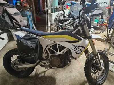 Excellent running condition. Comes with tusk rack, aluminum skid plate, Oxford heated grips, high wi...