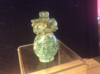 ANTIQUE CHINESE JADE SNUFF BOTTLE IN TOP CARVED LIZARD