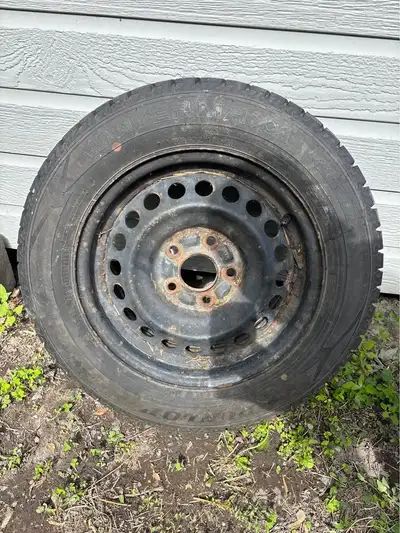 État D’occasion - bon état 4 pneus d’hiver 195/65R15 sur jantes – 150 $ Ensemble de 4 pneus d’hiver...