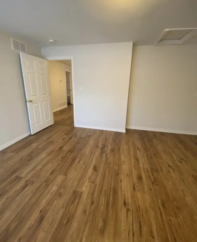 Spacious Student Rental Great for All Sizes Of Groups in Room Rentals & Roommates in Peterborough - Image 6