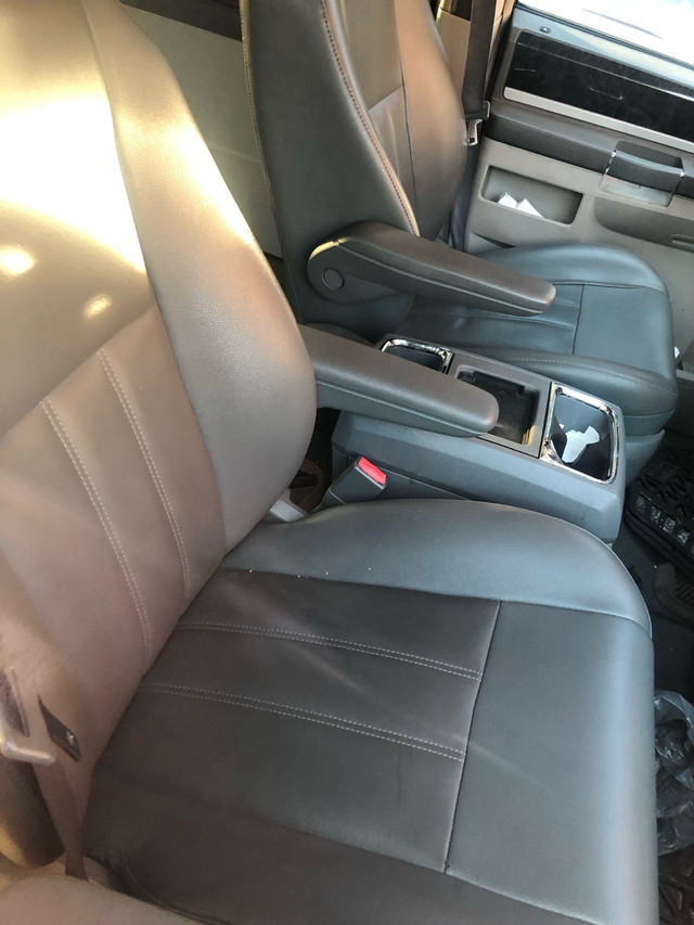 $3000 -2009 Chrysler town and country touring in Cars & Trucks in Mississauga / Peel Region - Image 4