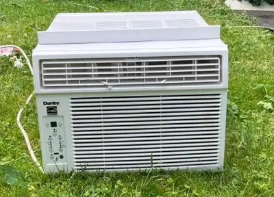 Utilisé durant 4 mois seulement. Climatiseur de l'année 2021 acheté en 2022.