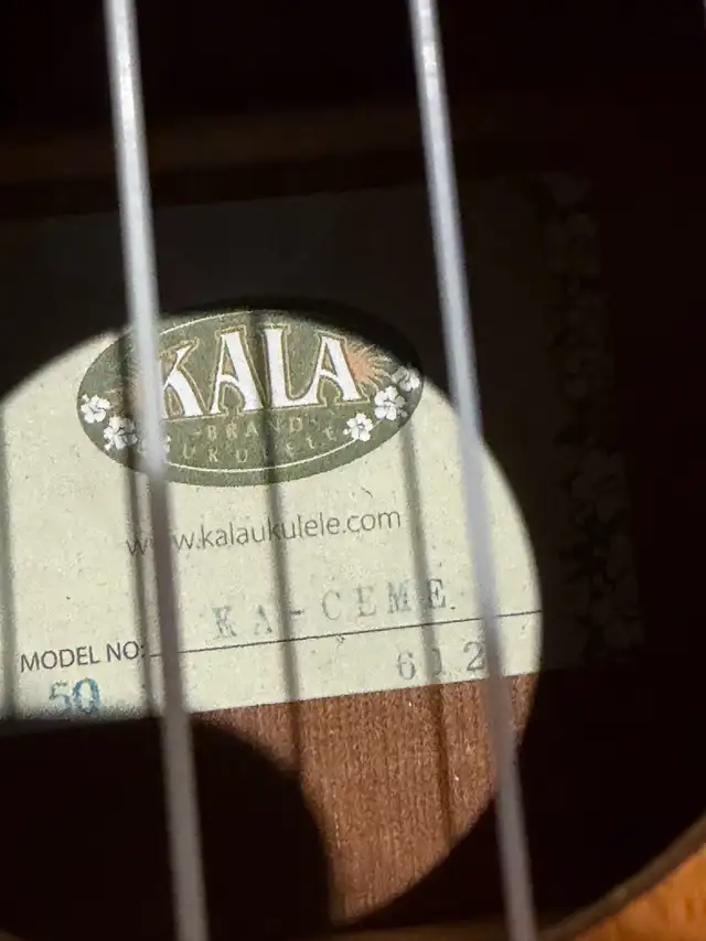 Kala KA-CEM Exotic Mahogany Concert Ukulele with EQ in Guitars in City of Montréal - Image 9