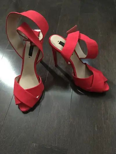 Sandales en suède Zara à talons hauts/ Suede high heel sandals, View more