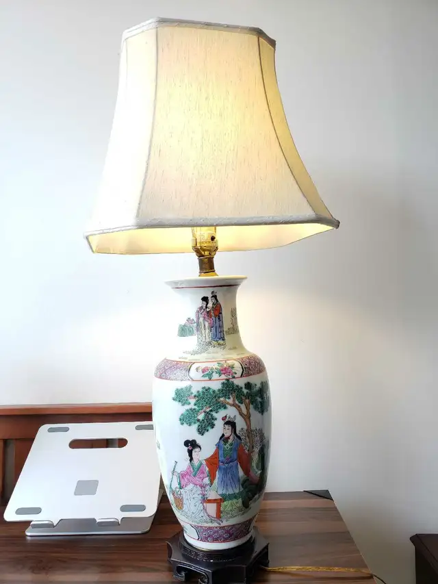 Vintage Chinese porcelain table lamp in Indoor Lighting & Fans in Markham / York Region - Image 3