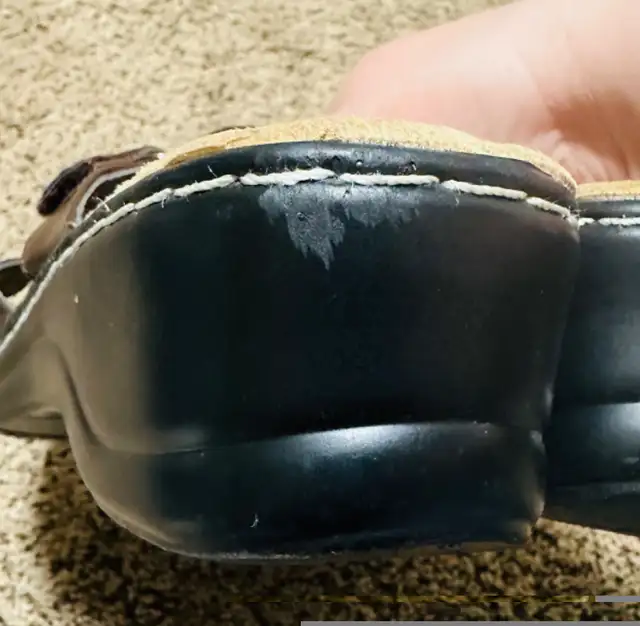 Size 7 women sandals in Women's - Shoes in Calgary - Image 5