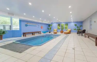 This bright and well-maintained 1-bedroom condo in Pioneer Park features comfortable living spaces....