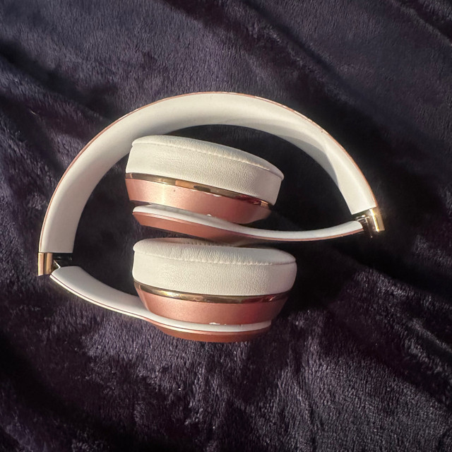 Beats Studio 3 Wireless Headphones- Rose Gold in Headphones in Edmonton - Image 4