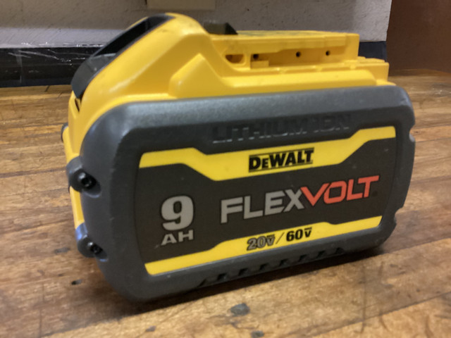 1 - DEWALT 20v/60v FLEXVOLT 9.0 AH BATTERY in Power Tools in Barrie