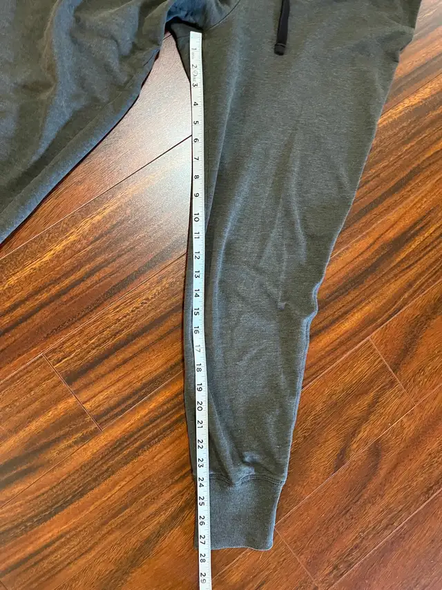 H&M women’s medium lightweight joggers, grey in Women's - Bottoms in Oshawa / Durham Region - Image 4
