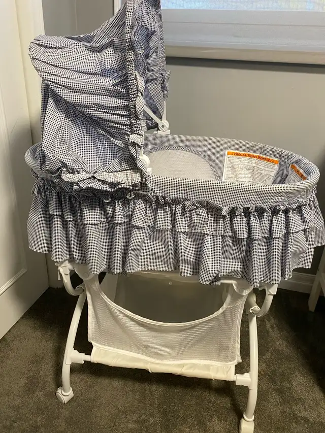 Baby bassinet in Cribs in Mississauga / Peel Region - Image 2