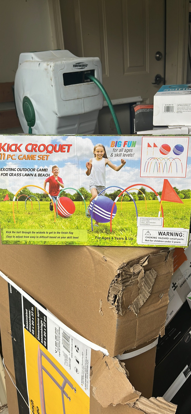 Kick croquet 11 pc game set - new in box in Toys & Games in Sarnia - Image 2