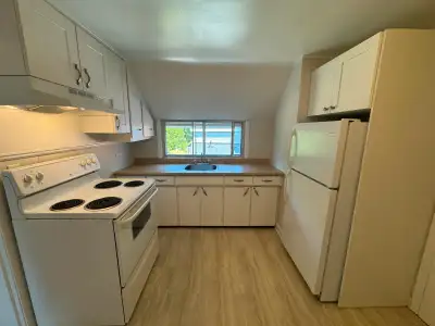 Offering a small but cozy 2 Bedroom apartment in desired southside location close to Queens. Ideal f...