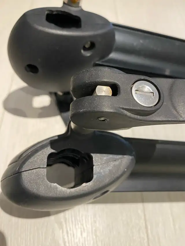 YAKIMA BICYCLE FORK MOUNT ROOF CARRIERS (2), WITH MATCHING KEYS in Other in Barrie - Image 6