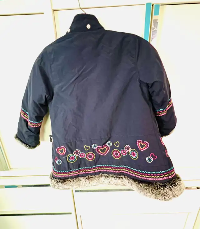 Girl 3-4 T embellished winter coat dark navy blue in Kids & Youth in Ottawa - Image 4