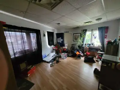 Renting a large 1 bedroom apartment on the main floor of a 5plex building. Bright and Spacious livin...